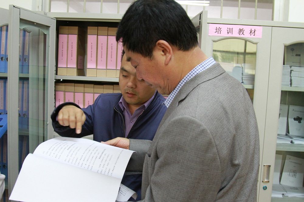 省厅专家组到我县进行国 家级农村职业教育和成人教育示范县验收