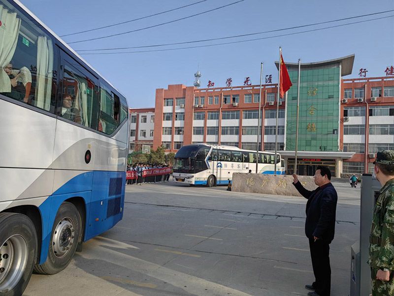 多宝手机网页版登录入口考生乘车奔赴考场